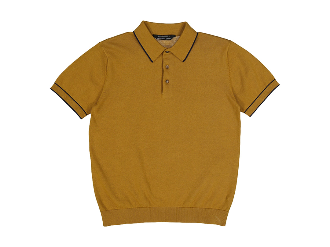 Polo color d Dijon con ribetes oscuros en cuello y mangas para niño.
