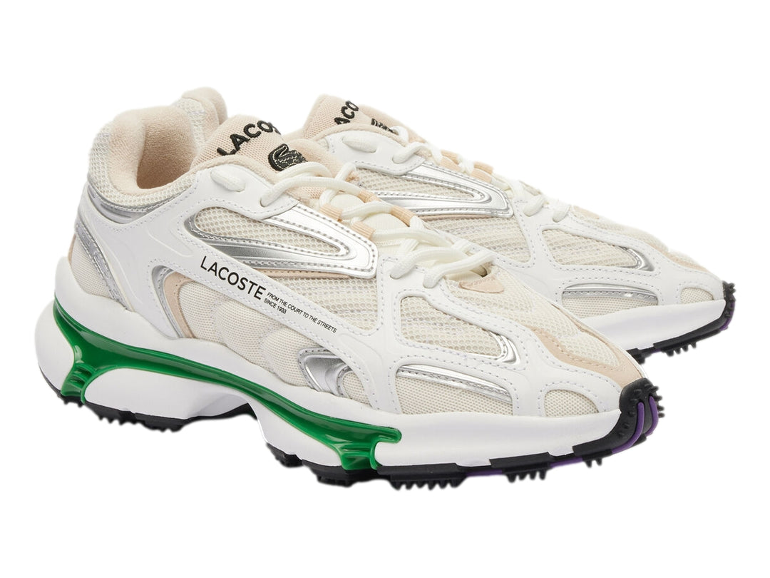 Tenis deportivos Lacoste blancos con detalles plateados y suela gruesa en color verde y blanco.