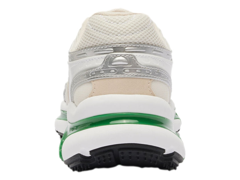 Tenis deportivos Lacoste blancos con detalles plateados y suela gruesa en color verde y blanco.
