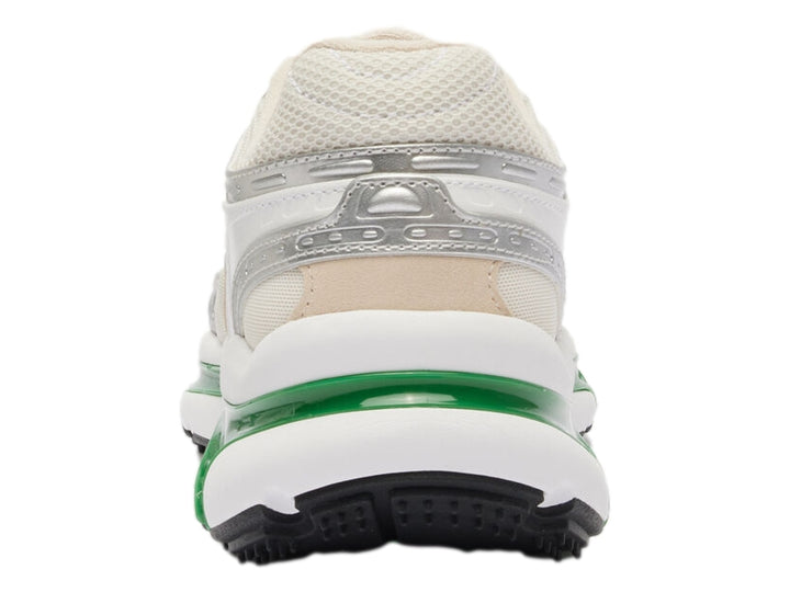 Tenis deportivos Lacoste blancos con detalles plateados y suela gruesa en color verde y blanco.