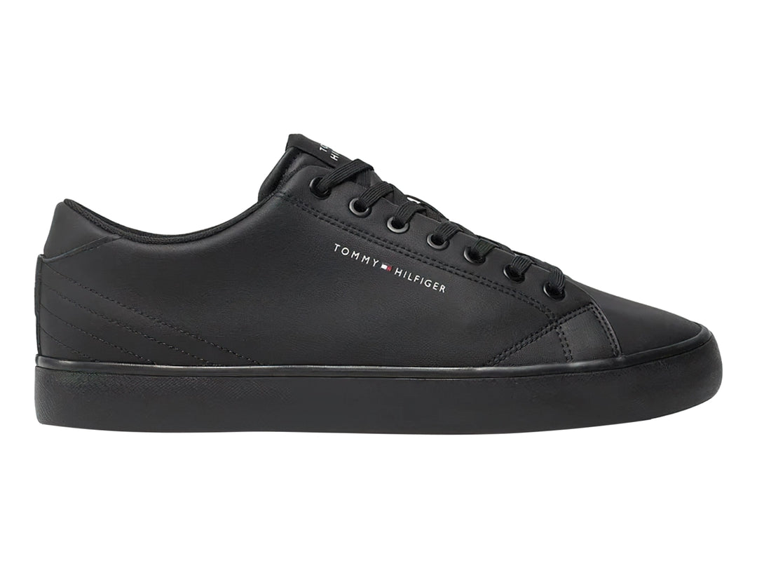 Tenis casuales Tommy Hilfiger de cuero color negro con suela vulcanizada y cordones negros.