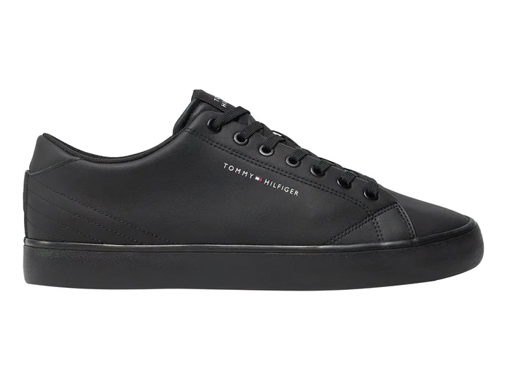 Tenis casuales Tommy Hilfiger de cuero color negro con suela vulcanizada y cordones negros.