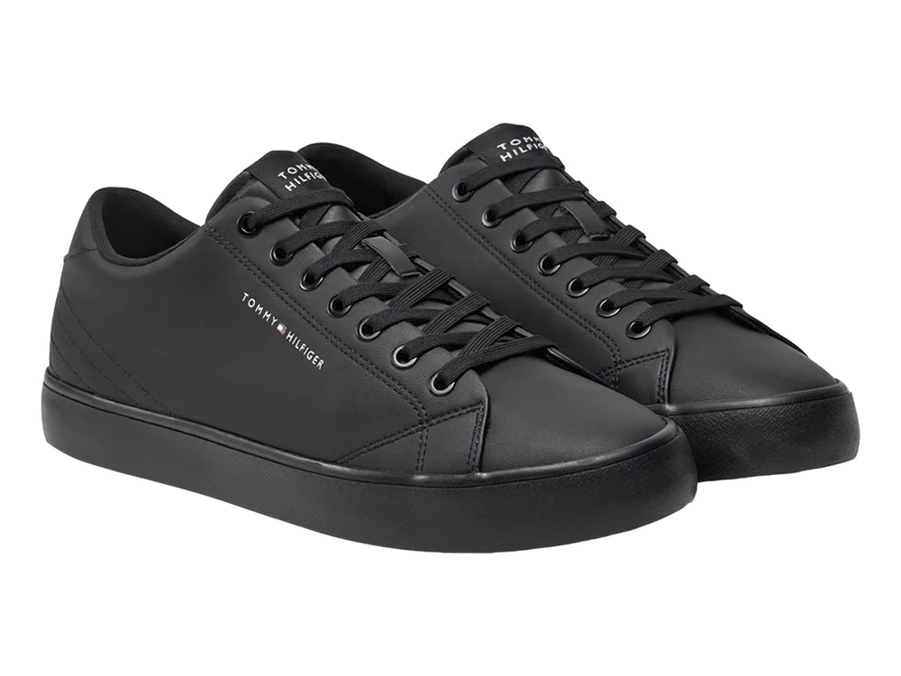 Tenis casuales Tommy Hilfiger de cuero color negro con suela vulcanizada y cordones negros.