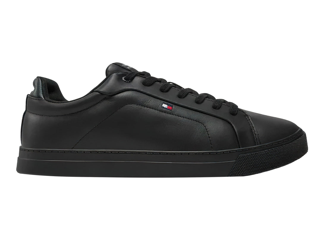 Tenis Tommy Hilfiger modelo Icon Court en color negro, fabricados en cuero con suela a juego y cordones negros.