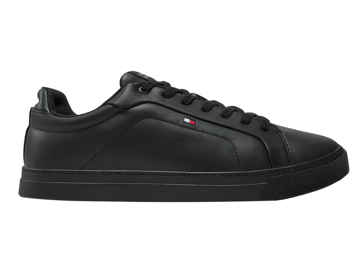 Tenis Tommy Hilfiger modelo Icon Court en color negro, fabricados en cuero con suela a juego y cordones negros.