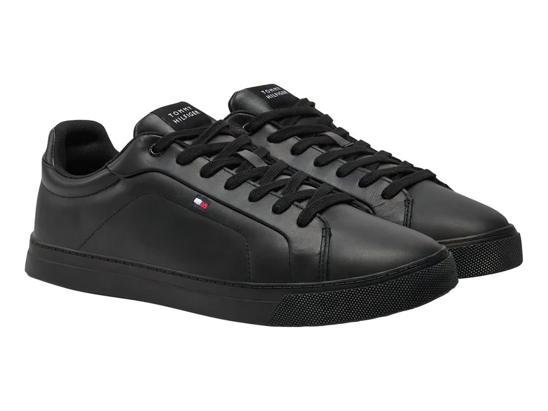 Tenis Tommy Hilfiger modelo Icon Court en color negro, fabricados en cuero con suela a juego y cordones negros.