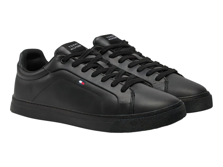 Tenis Tommy Hilfiger modelo Icon Court en color negro, fabricados en cuero con suela a juego y cordones negros.