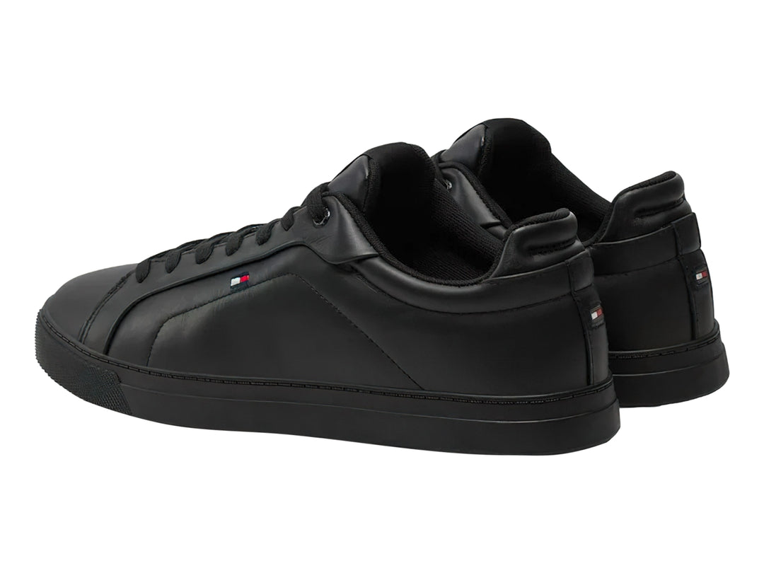 Tenis Tommy Hilfiger modelo Icon Court en color negro, fabricados en cuero con suela a juego y cordones negros.