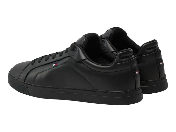 Tenis Tommy Hilfiger modelo Icon Court en color negro, fabricados en cuero con suela a juego y cordones negros.