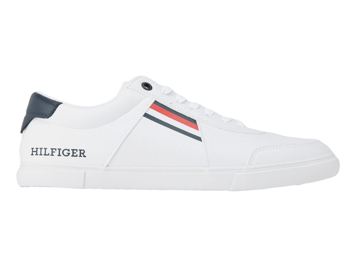 Tenis blancos Tommy Hilfiger con detalles en azul y rojo en el lateral y talón.
