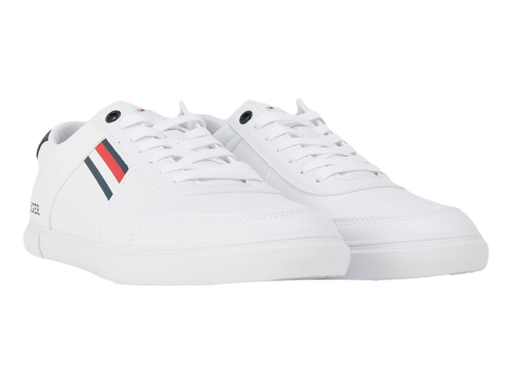 Tenis blancos Tommy Hilfiger con detalles en azul y rojo en el lateral y talón.