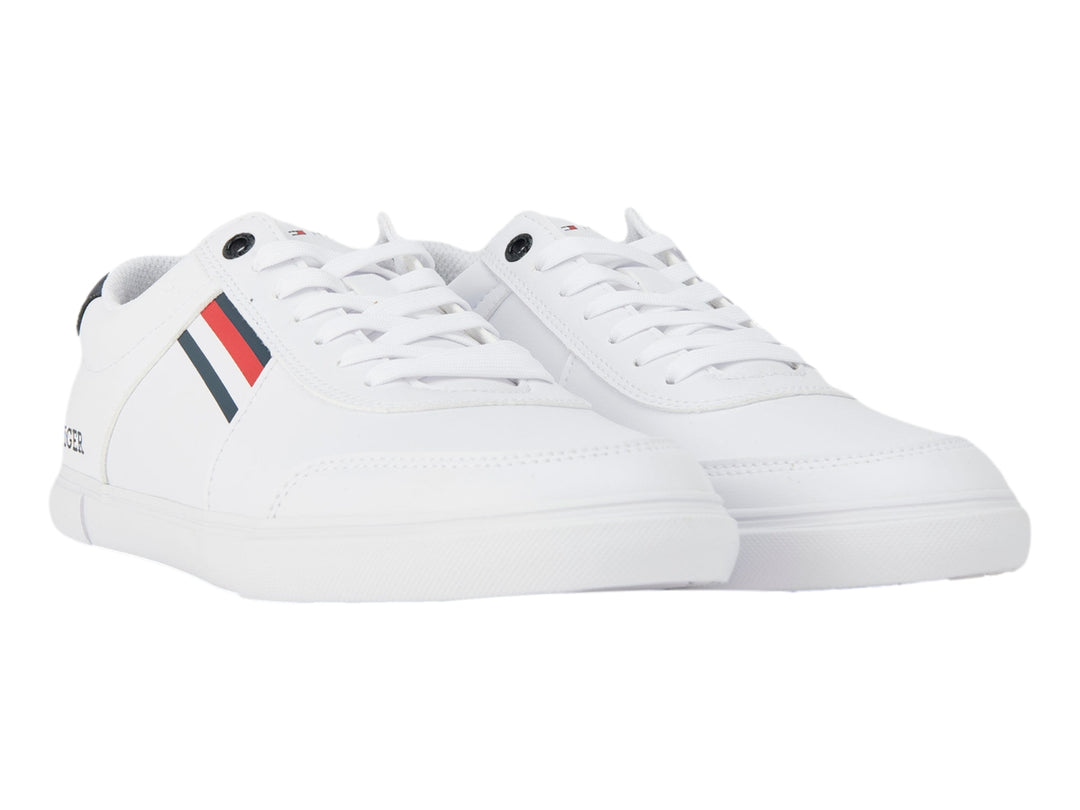 Tenis blancos Tommy Hilfiger con detalles en azul y rojo en el lateral y talón.