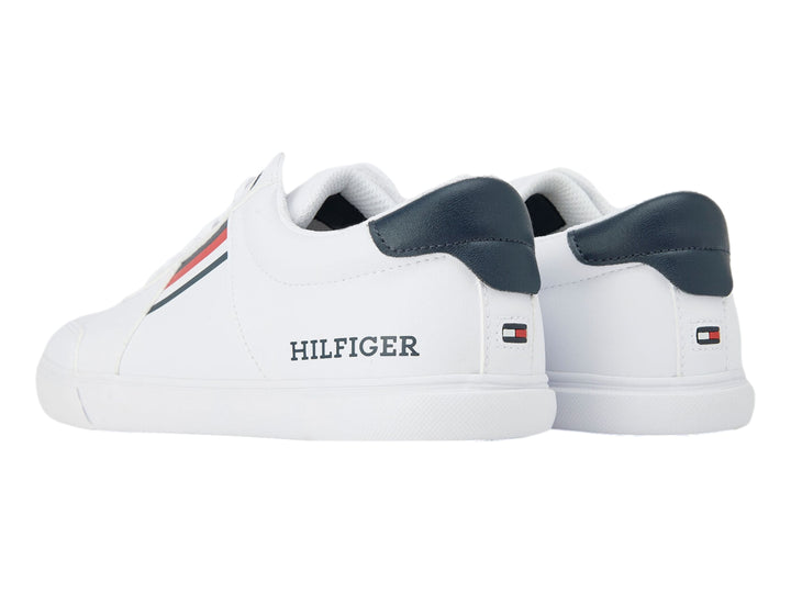 Tenis blancos Tommy Hilfiger con detalles en azul y rojo en el lateral y talón.