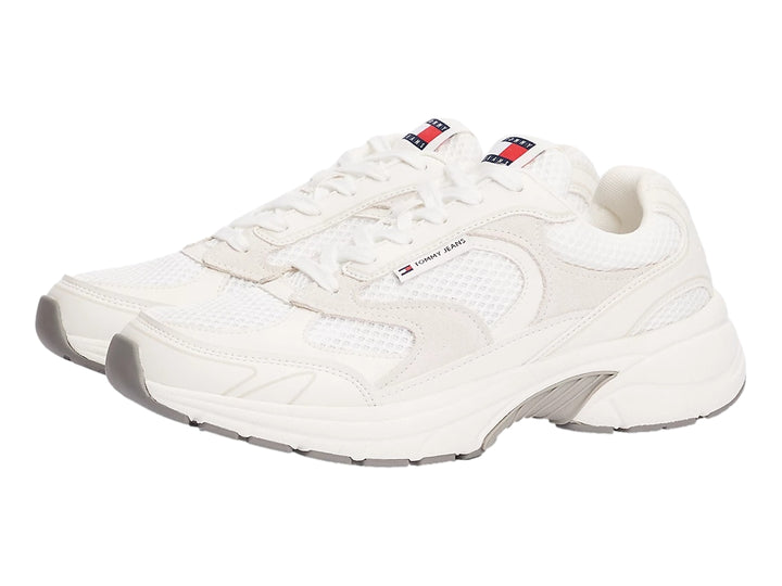 Tenis deportivos Tommy Hilfiger color blanco hueso con detalles plateados y suela de goma marrón.