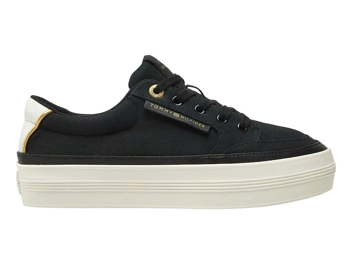 Tenis Tommy Hilfiger de tela color negro con suela blanca gruesa y detalles dorados.