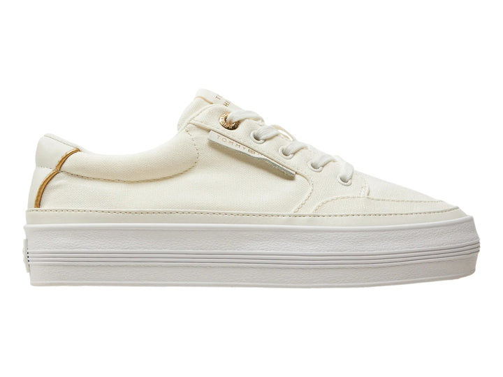 Tenis Tommy Hilfiger color ecru con suela de plataforma blanca y detalles dorados.