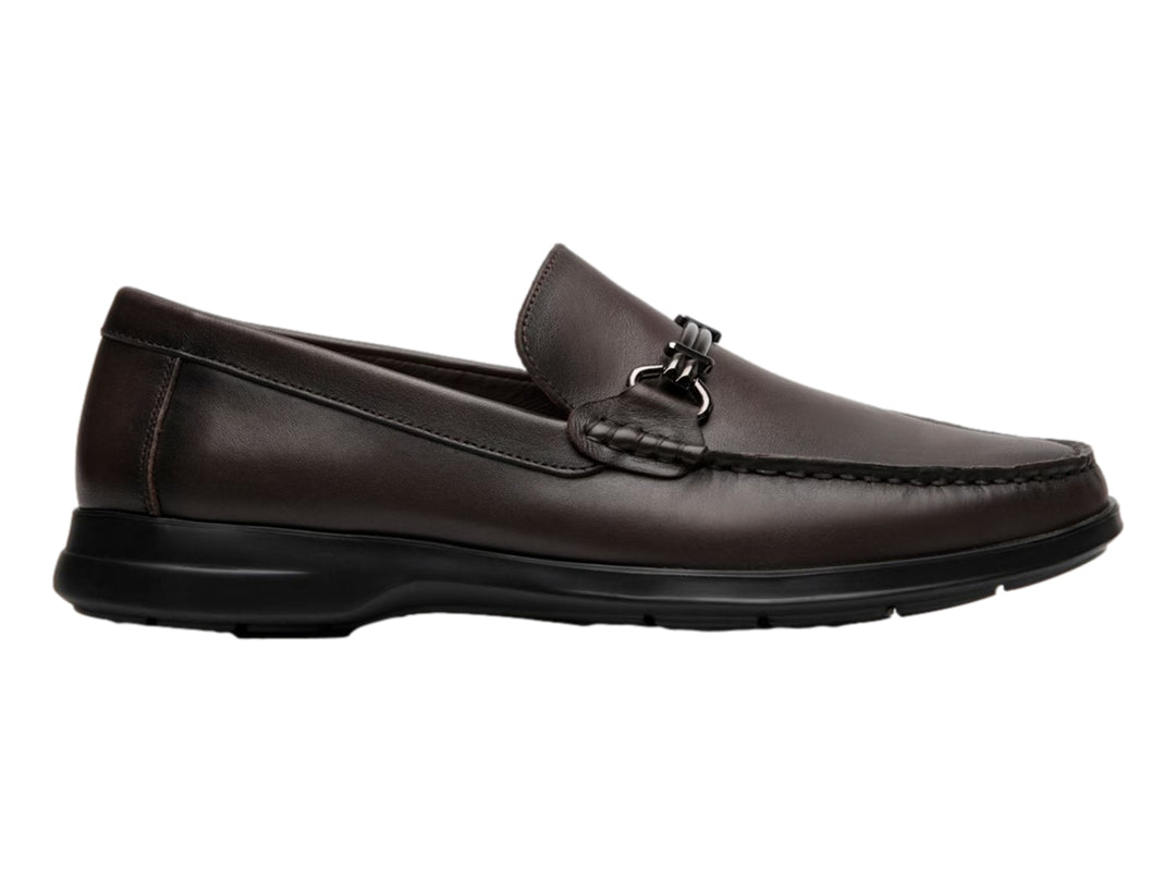 Zapato tipo mocasín Flexi color café con suela negra y detalle metálico en el empeine para Hombre.