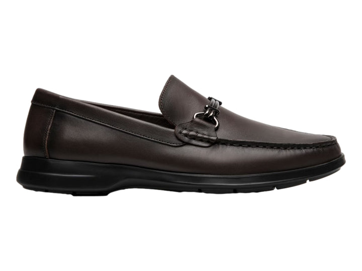 Zapato tipo mocasín Flexi color café con suela negra y detalle metálico en el empeine para Hombre.