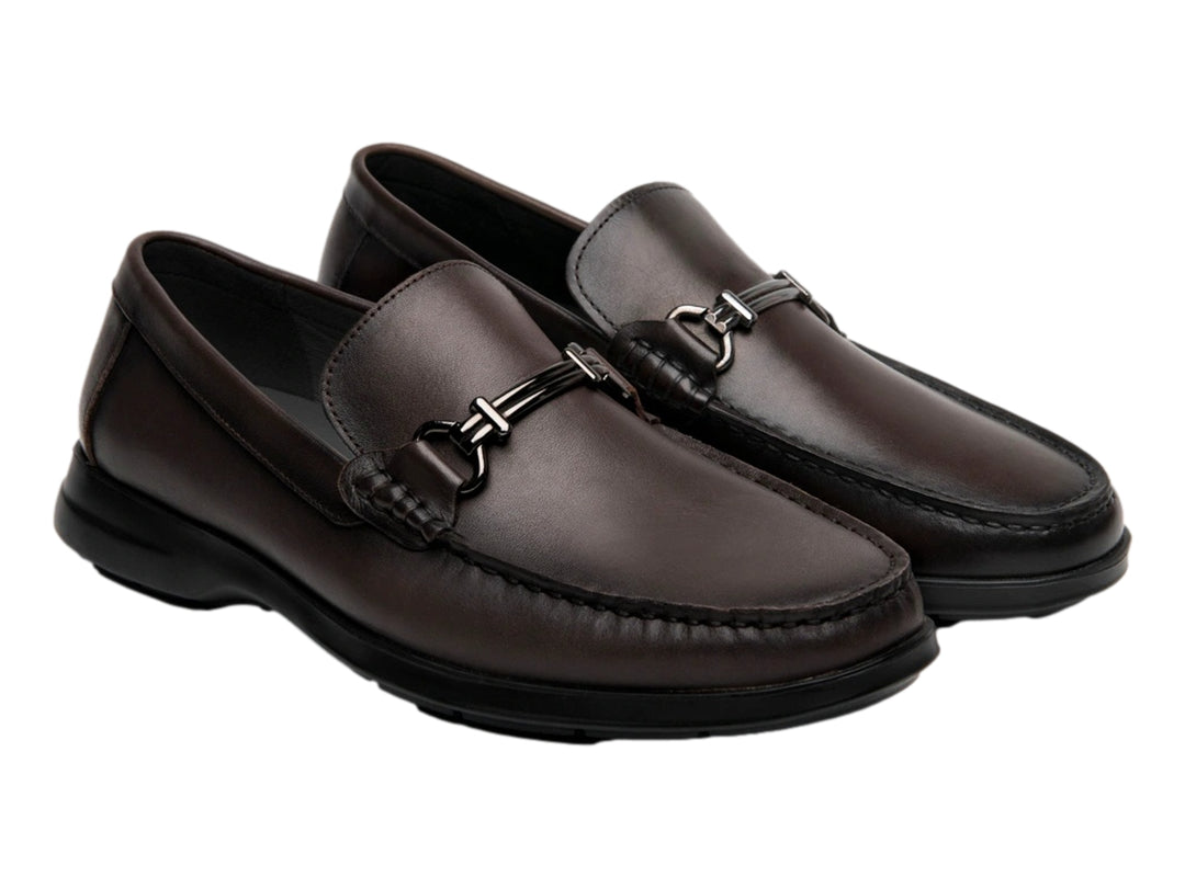 Zapato tipo mocasín Flexi color café con suela negra y detalle metálico en el empeine para Hombre.