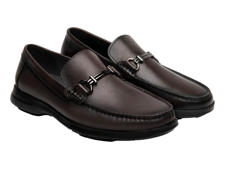 Zapato tipo mocasín Flexi color café con suela negra y detalle metálico en el empeine para Hombre.