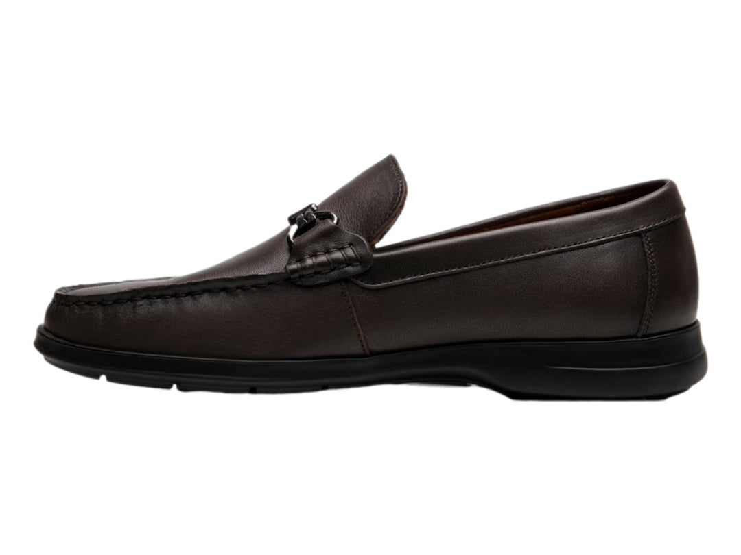 Zapato tipo mocasín Flexi color café con suela negra y detalle metálico en el empeine para Hombre.