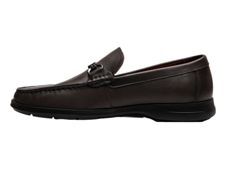Zapato tipo mocasín Flexi color café con suela negra y detalle metálico en el empeine para Hombre.