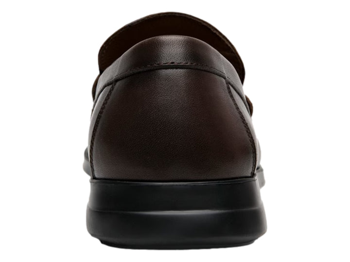Zapato tipo mocasín Flexi color café con suela negra y detalle metálico en el empeine para Hombre.