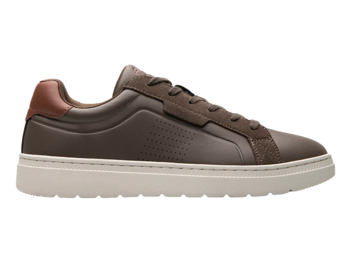 Tenis Flexi color café con suela blanca y detalles en cuero, estilo casual para hombre.