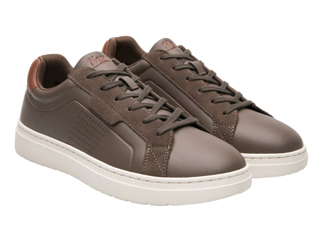 Tenis Flexi color café con suela blanca y detalles en cuero, estilo casual para hombre.