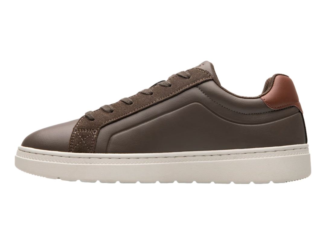 Tenis Flexi color café con suela blanca y detalles en cuero, estilo casual para hombre.