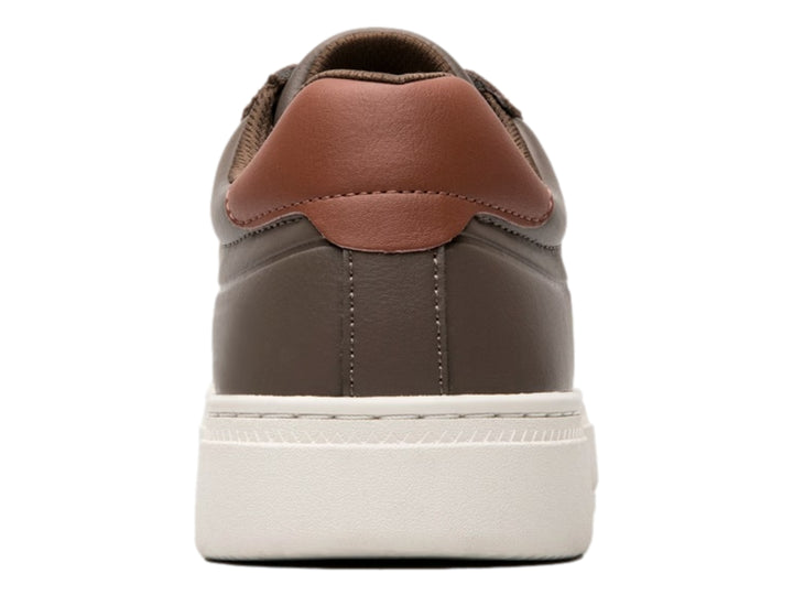Tenis Flexi color café con suela blanca y detalles en cuero, estilo casual para hombre.