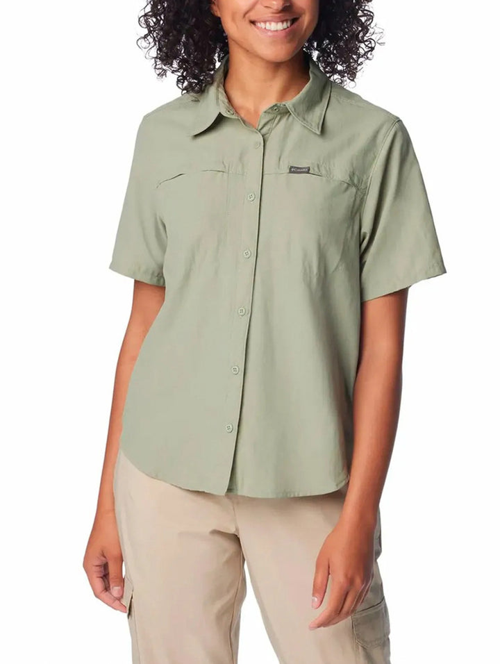Mujer vistiendo una camisa Columbia de manga corta en color safari con botones frontales.