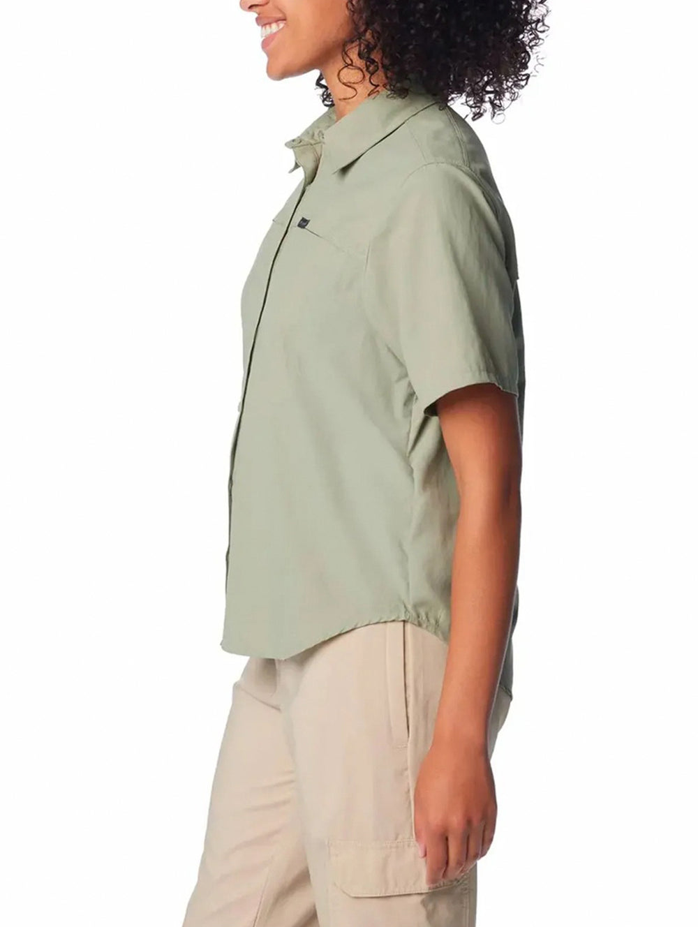 Mujer vistiendo una camisa Columbia de manga corta en color safari con botones frontales.
