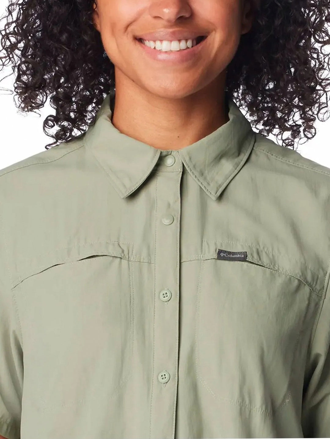 Mujer vistiendo una camisa Columbia de manga corta en color safari con botones frontales.