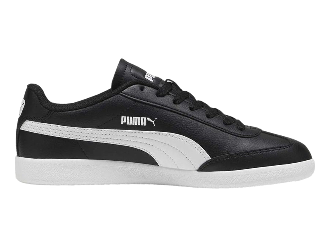 Tenis PUMA color negro con franja y suela blanca, estilo deportivo casual.