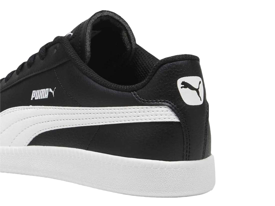 Tenis PUMA color negro con franja y suela blanca, estilo deportivo casual.