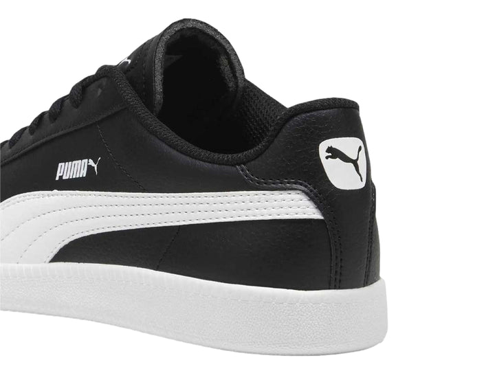 Tenis PUMA color negro con franja y suela blanca, estilo deportivo casual.