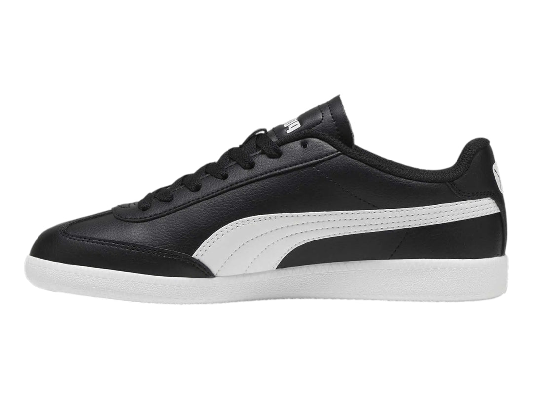 Tenis PUMA color negro con franja y suela blanca, estilo deportivo casual.