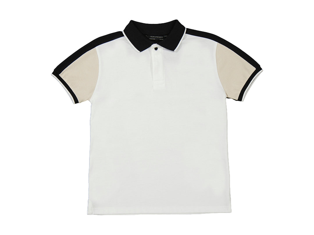 Polo blanco para niño con cuello negro y detalles en las mangas en color beige y negro.