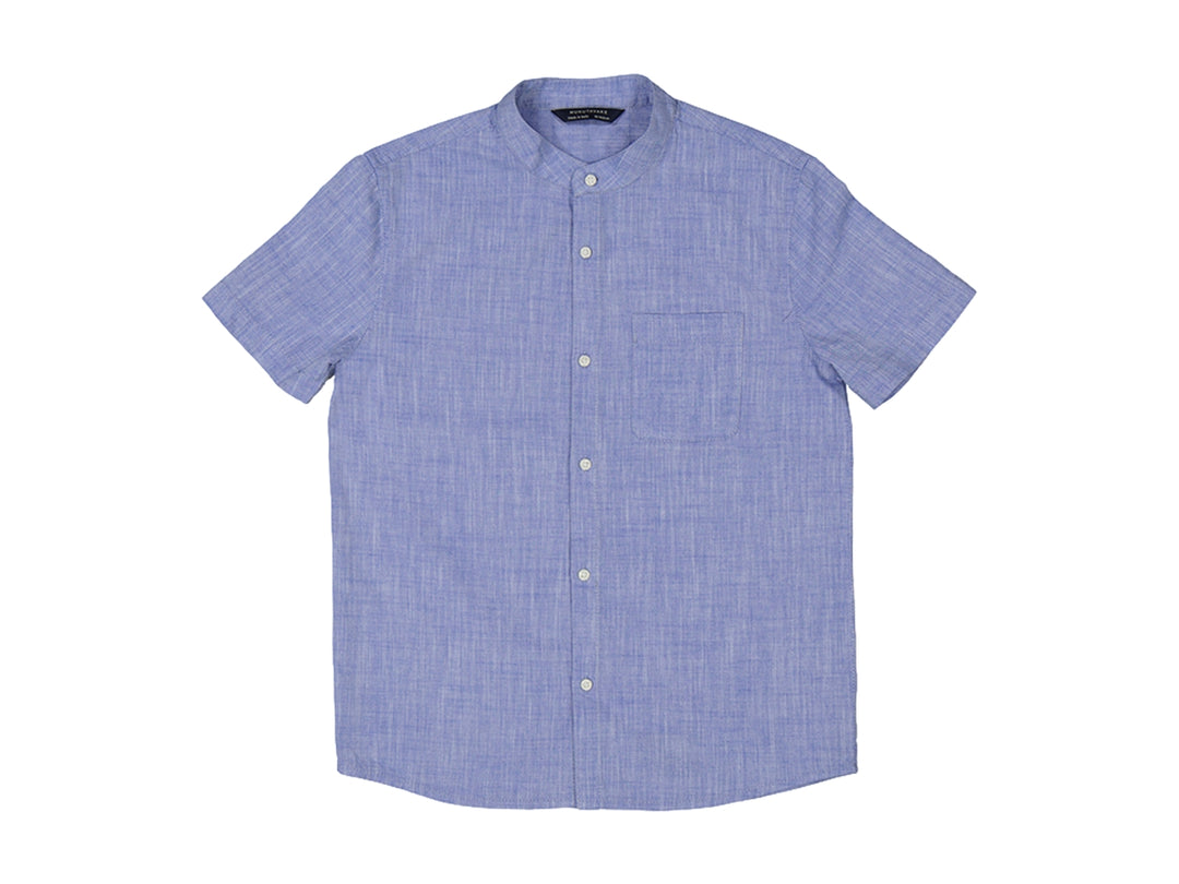 Camisa azul de manga corta con cuello mao y un bolsillo frontal para Niño.