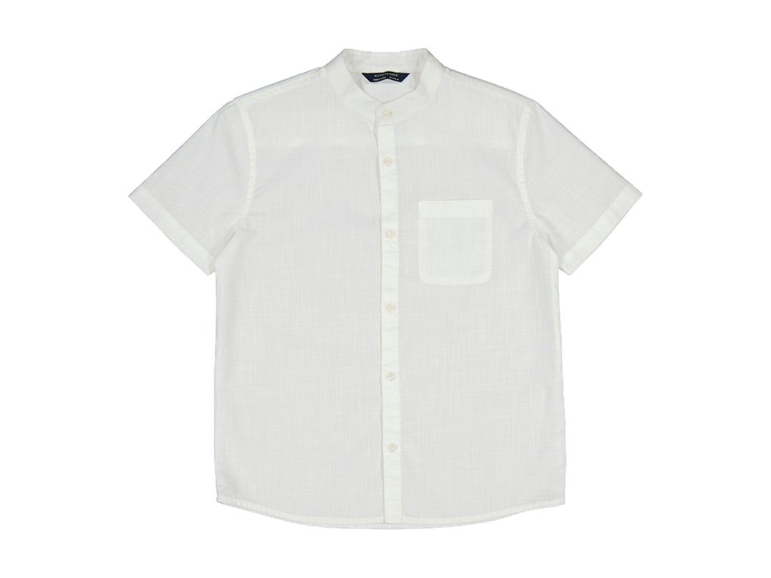 Camisa blanca de manga corta para niño con cuello mao y un bolsillo en el pecho.