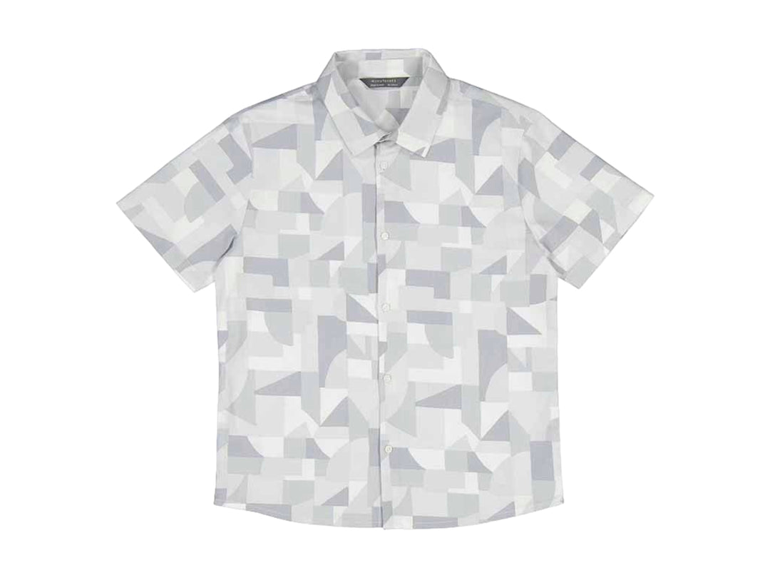 Camisa de manga corta para niño con estampado geométrico en colores blanco y gris eucalipto.