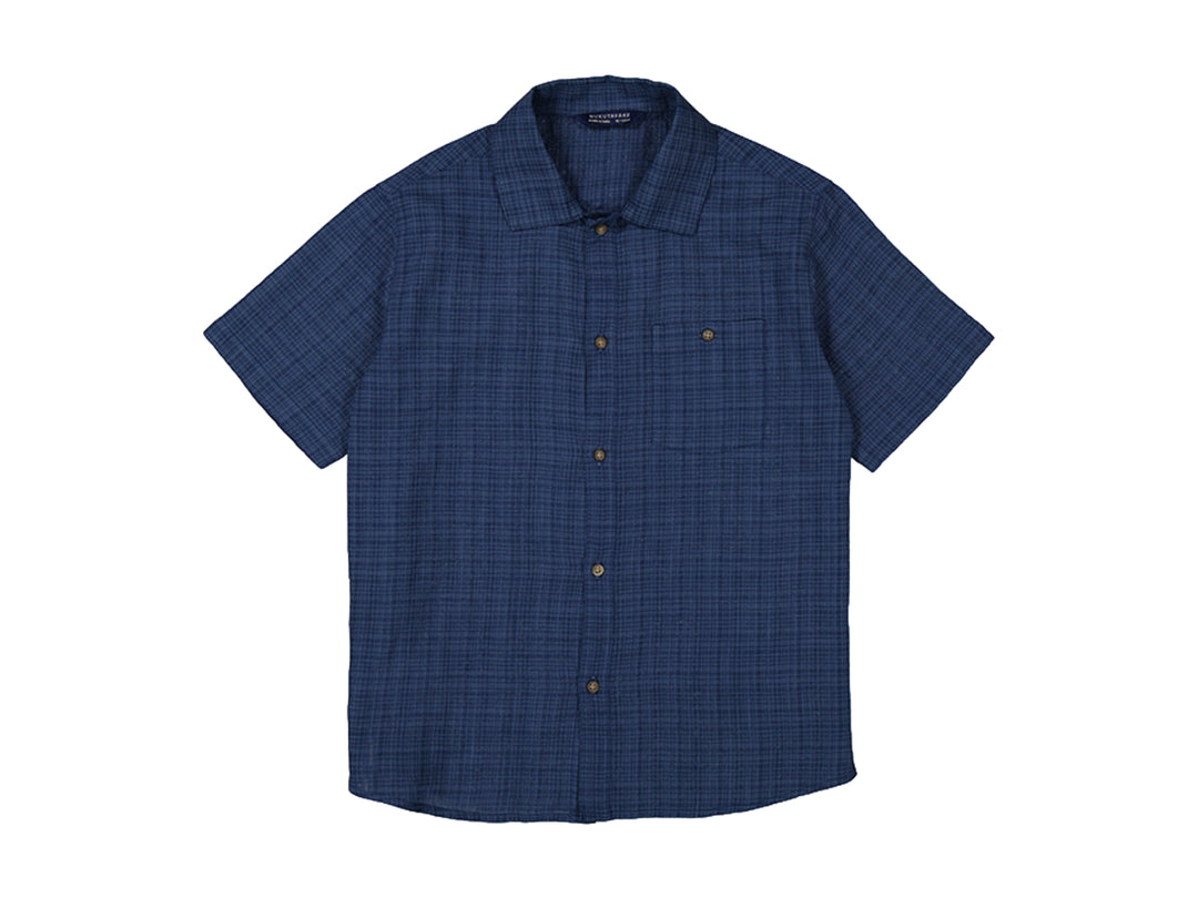 Camisa de manga corta color azul marino con botones frontales y un bolsillo en el pecho.