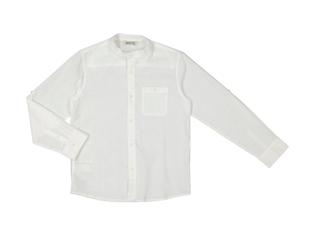 Camisa blanca de manga larga para niño con cuello mao y un bolsillo en el pecho.