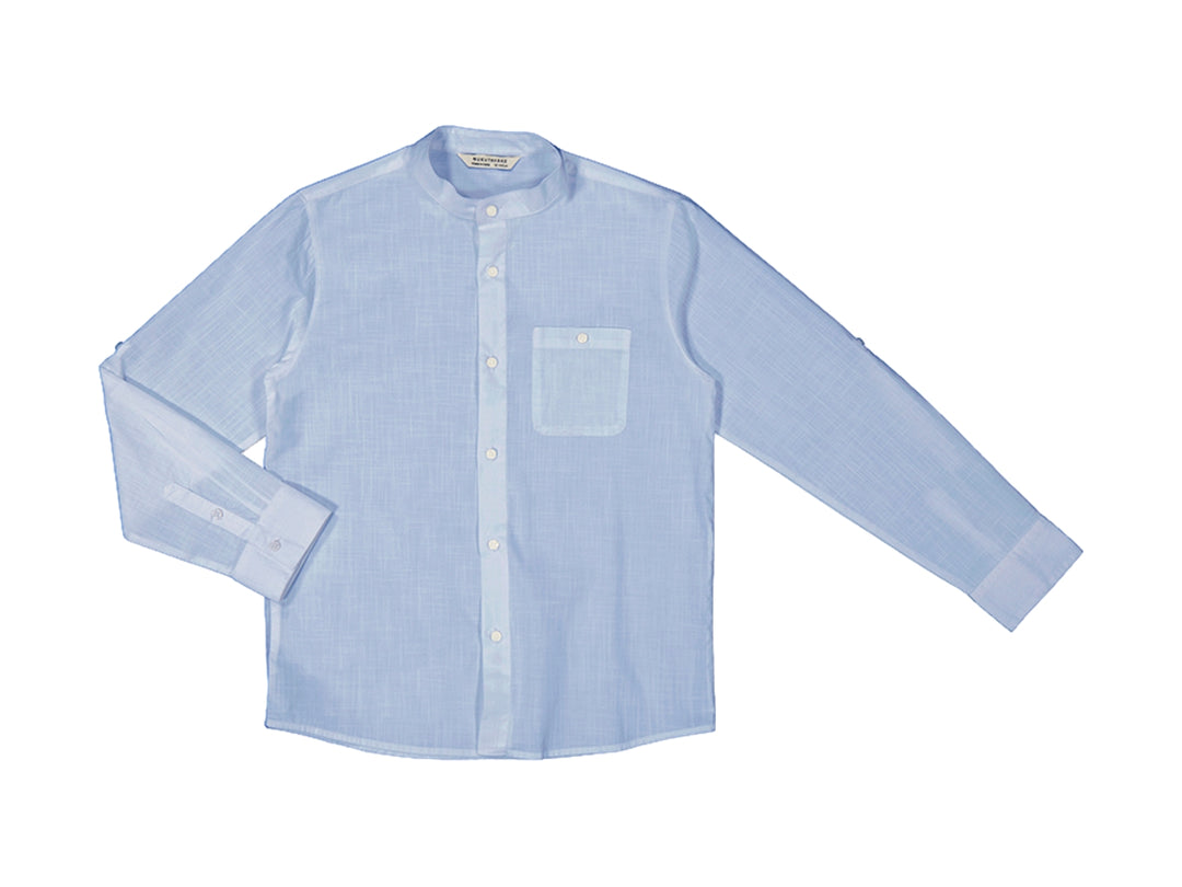 Camisa celeste de manga larga con cuello mao y bolsillo frontal para niño.
