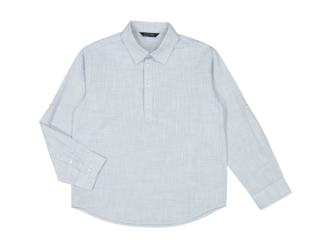 Camisa de manga larga color perla para niño con cuello y botones frontales.