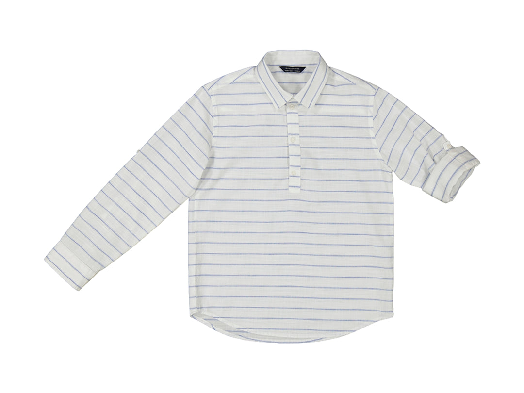 Camisa blanca de manga larga con rayas azules horizontales y cuello polera para niño.