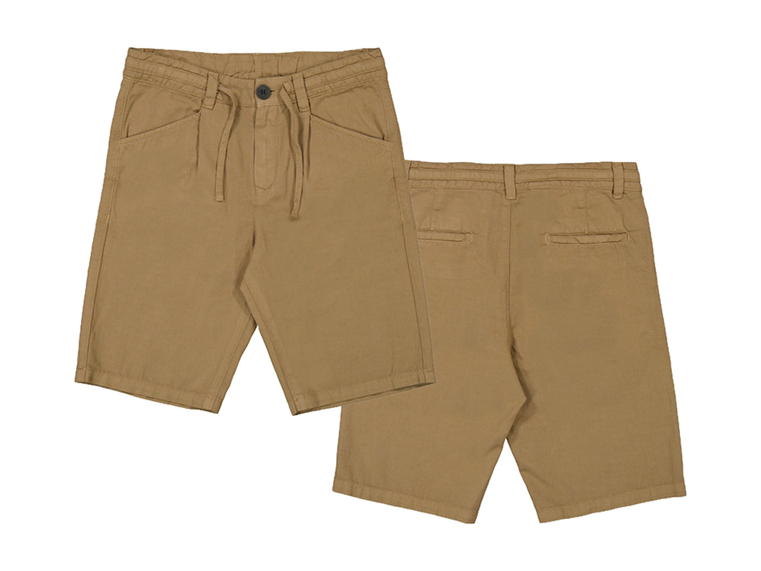 Bermuda color camel para niño con cintura ajustable y cordón, vista frontal y posterior.