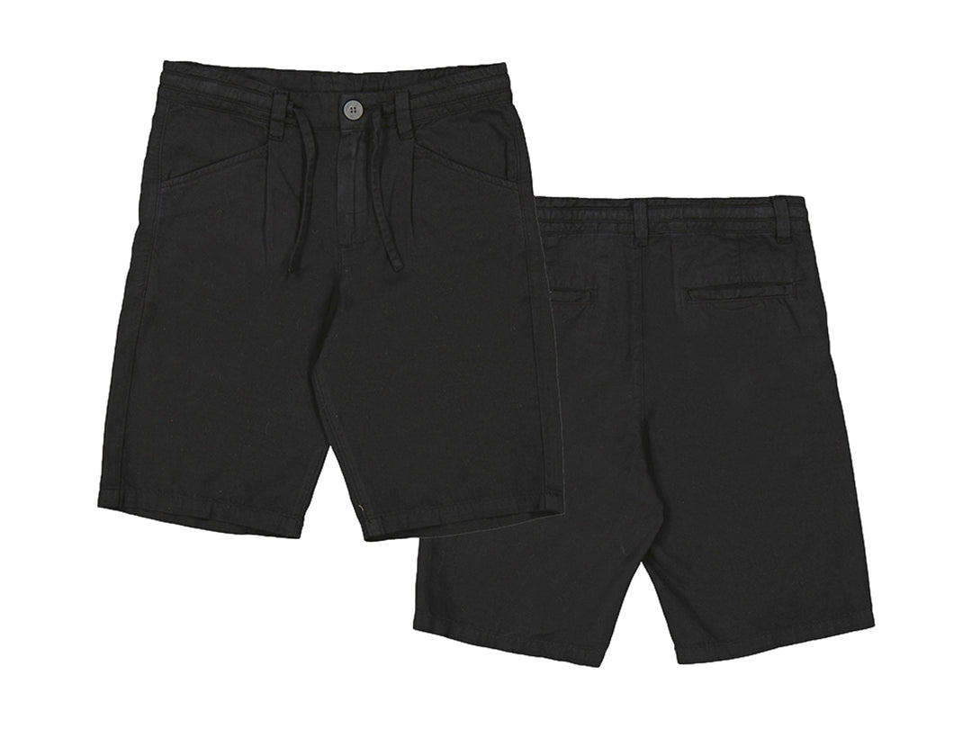 Vista frontal y posterior de una bermuda color negro para niño con cordón y botón.
