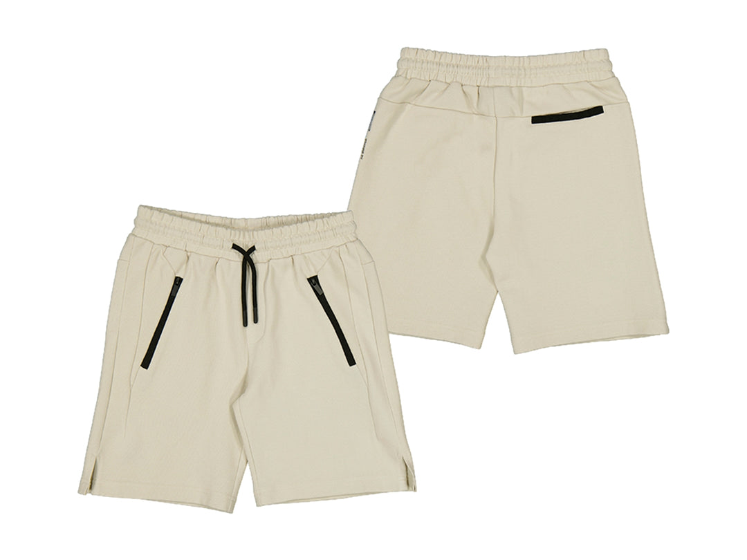 Bermuda color cuarzo para niño con cintura elástica y detalles en negro.